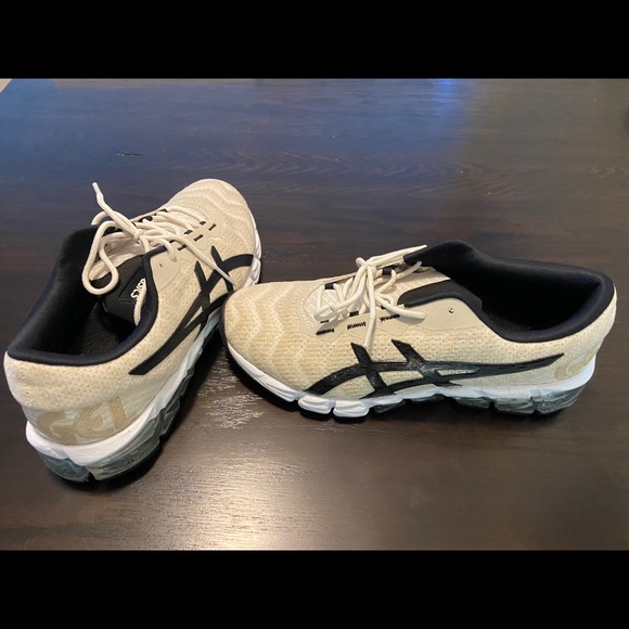 Brand new ASICS trainers - Picture 1 of 3